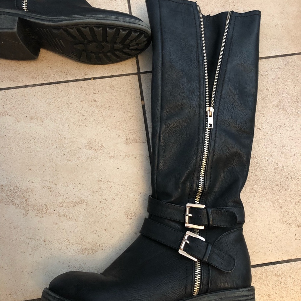 Black boots with zipper!